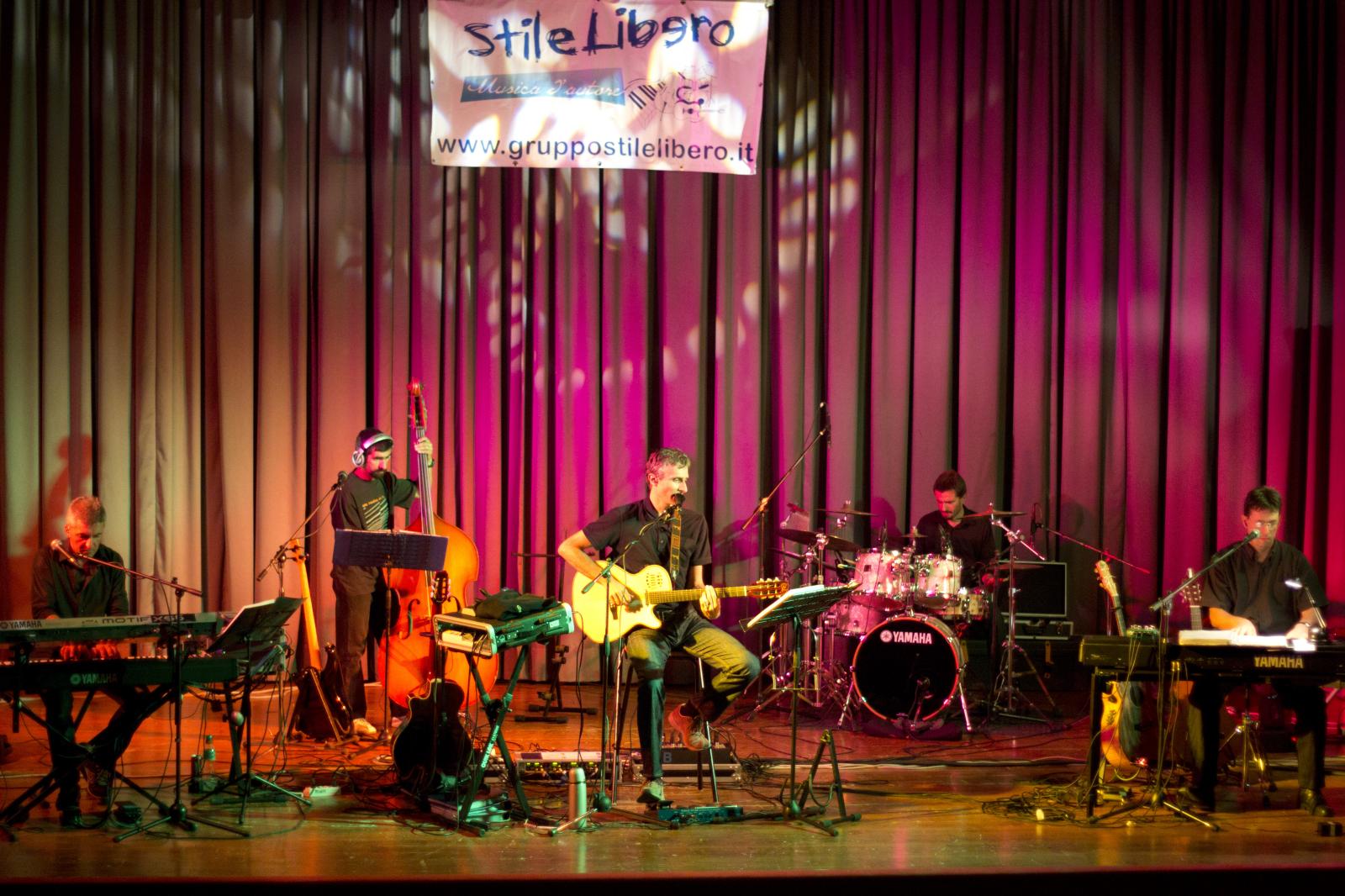 Stile Libero – gruppo sul palco con banner